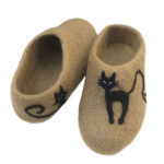 Felt slippers with cat design